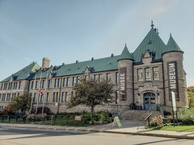 Photo montrant le Musée des plaines d'Abraham de l'extérieur. Photo showing the exterior of the Plains of Abraham Museum.