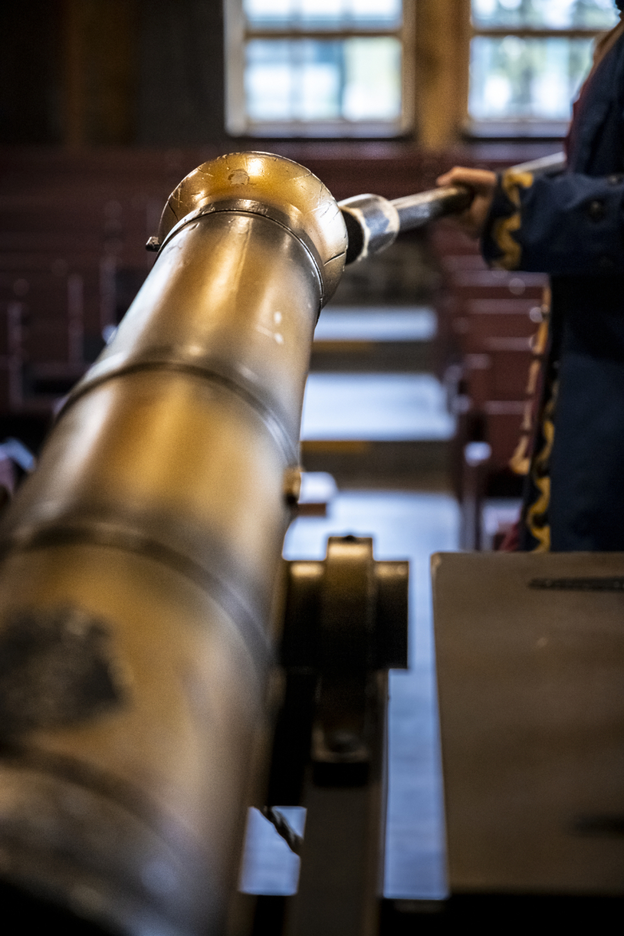 Plan rapproché d'un canon à l'intérieur du Musée des plaines d'Abraham. Close-up of a cannon inside the Plains of Abraham Museum.